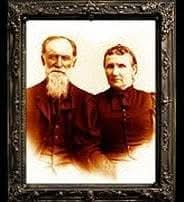 "Changing Portrait - Mr. and Mrs. Gross" Hanging Halloween Decoration